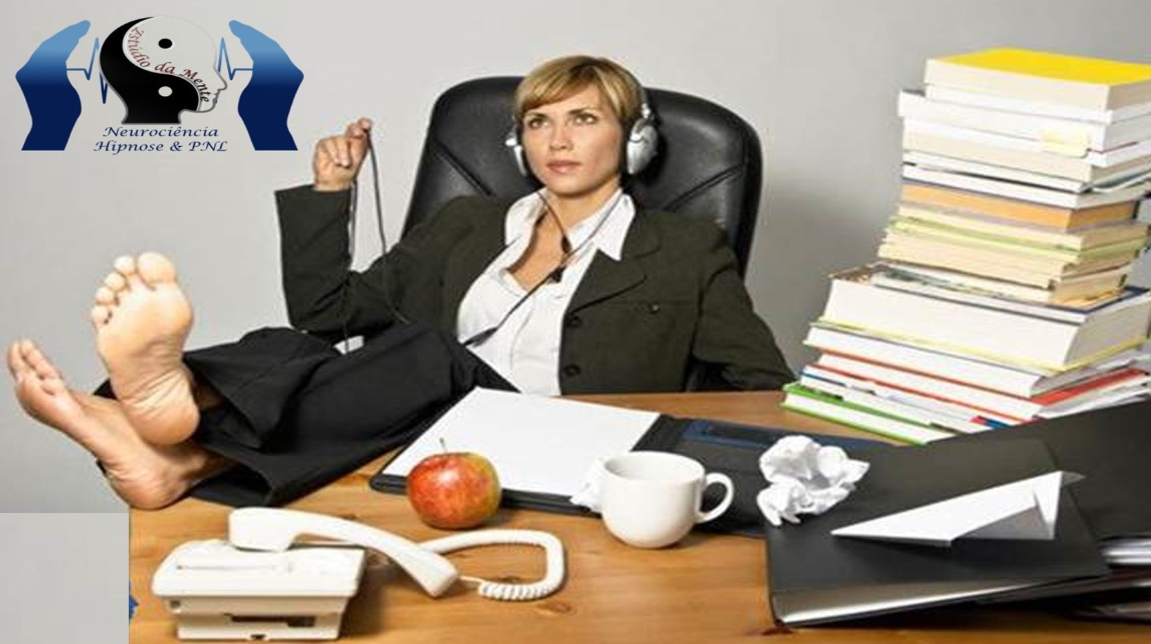 Mulher procrastinando no trabalho