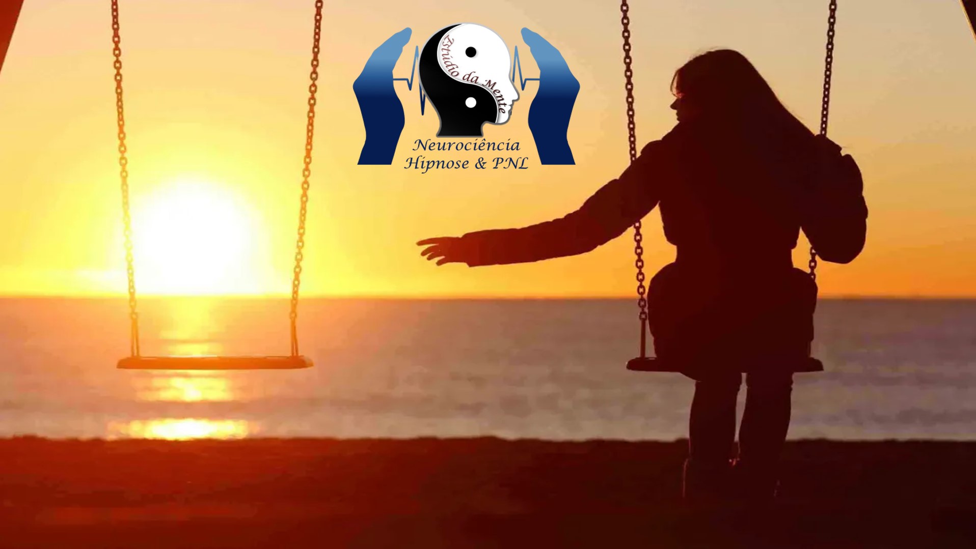 Mulher sozinha no balanço