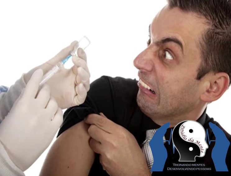 Homem com medo de vacina