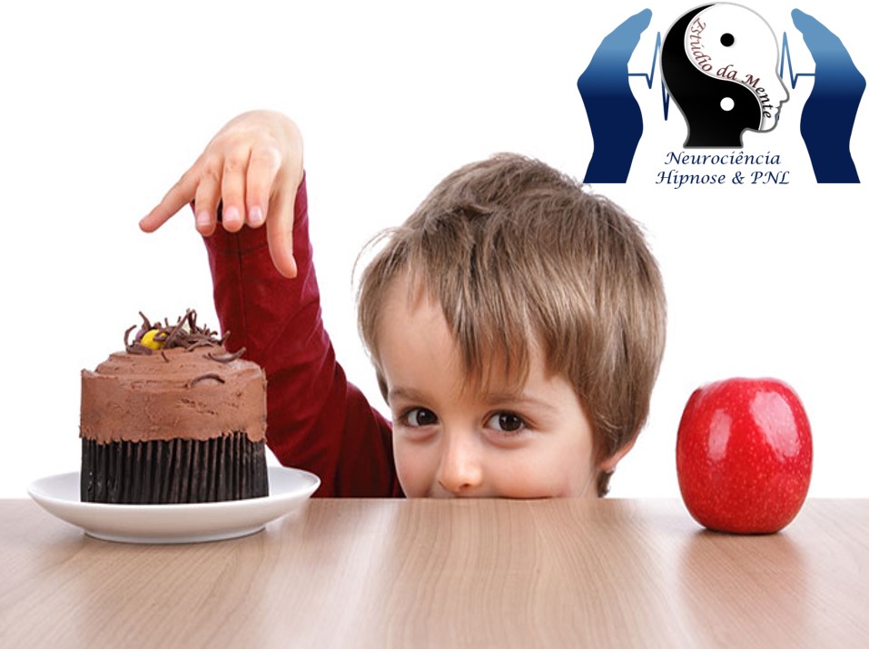 Criança quer pegar o bolo de chocolate