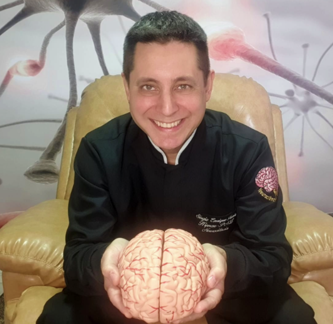 Hipnoterapeuta mostrando o cérebro
